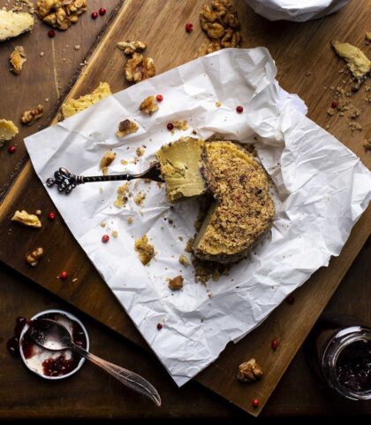 Veggie-Karma-Semicurado-Walnuesse-und-rosa-Pfeffer-vegane-Alternative-zu-halbhartkaese